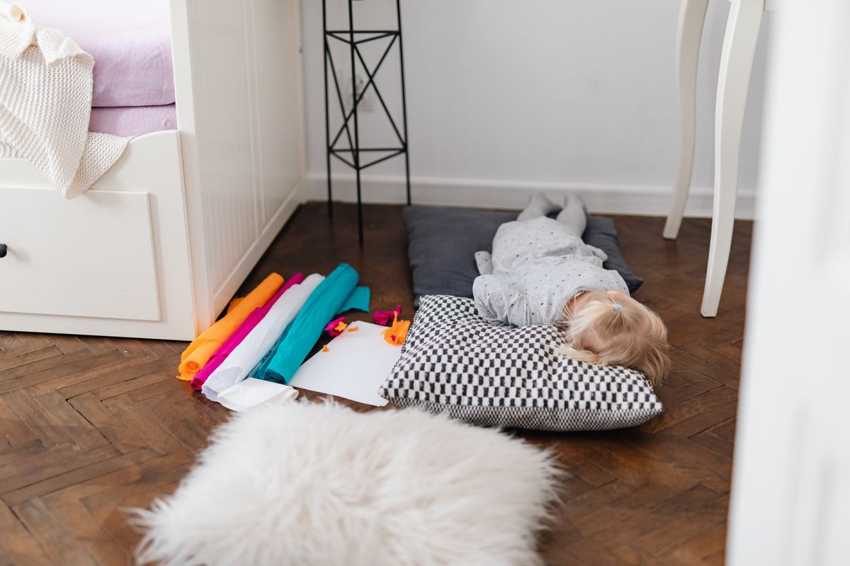 Jeune enfant faisant la sieste au calme