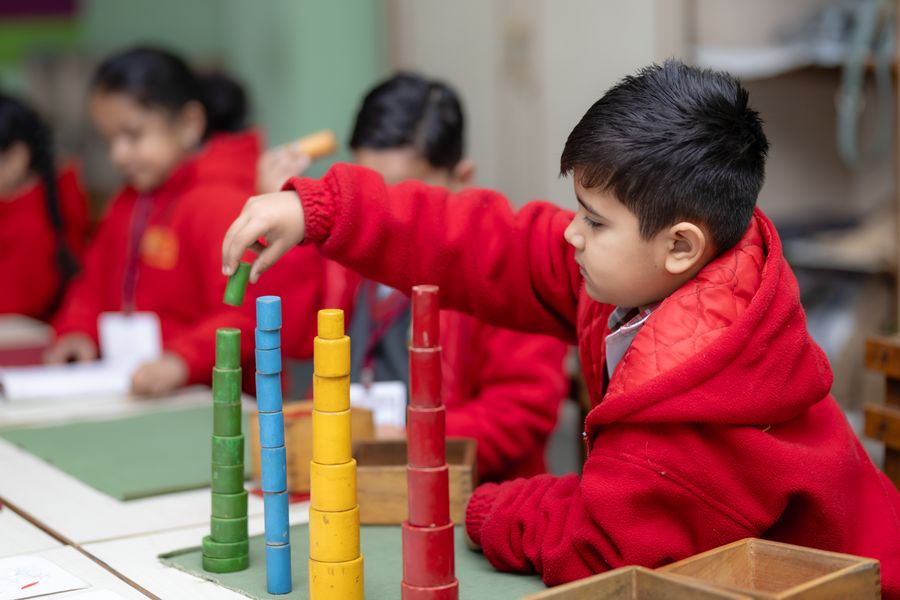 Enfant empilant des cubes colorés