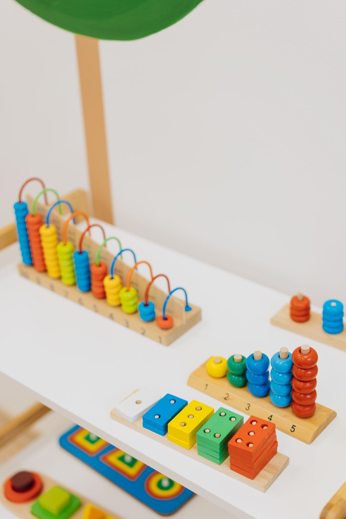 Étagère de matériel Montessori en bois à hauteur d'enfant